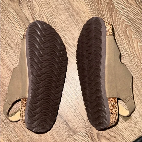 Hurley brand Tan Kids Sandals with Velcro Straps - Picture 3 of 5